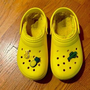Fuzzy Lined Crocs Kids Yellow J3